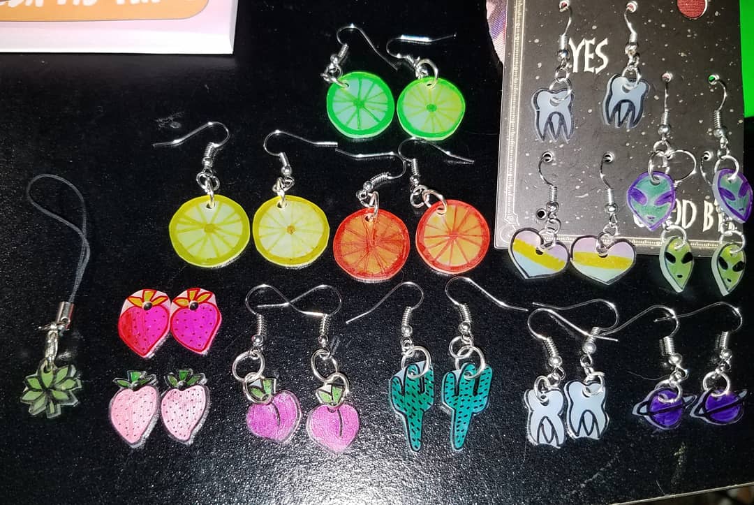 Simonetart's tweet photo. Custom earrings for sale, $5 a pair! PM me for details!!!

#art #artforsale #earrings #commissions #commissionsopen #oklahomaartist #fundraising #cute #kawaii https://t.co/n3coE4EeRI