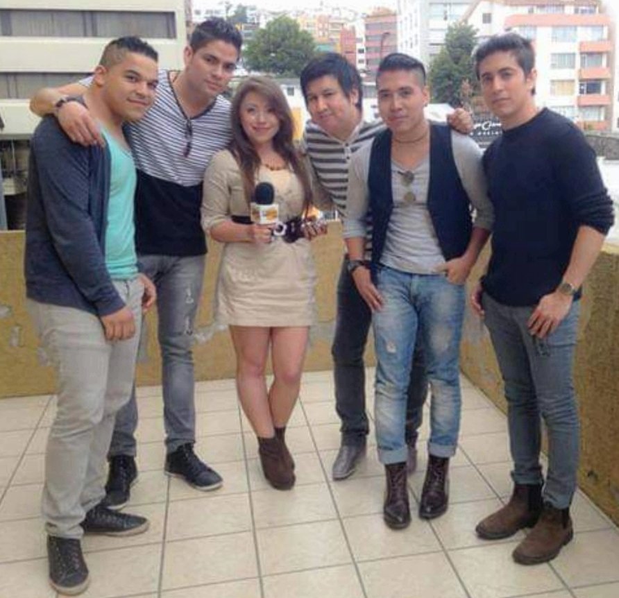 gusta181's tweet photo. #Tb en Ecuador @TeoriaQoficial @irvinteoriaq @MigueTeoriaQ @JuankaTQ #teoriaq #latinpowerpop #pop #rock #ecuador #poprock #drummer #music #musica #nyc https://t.co/TidZnnUWaF