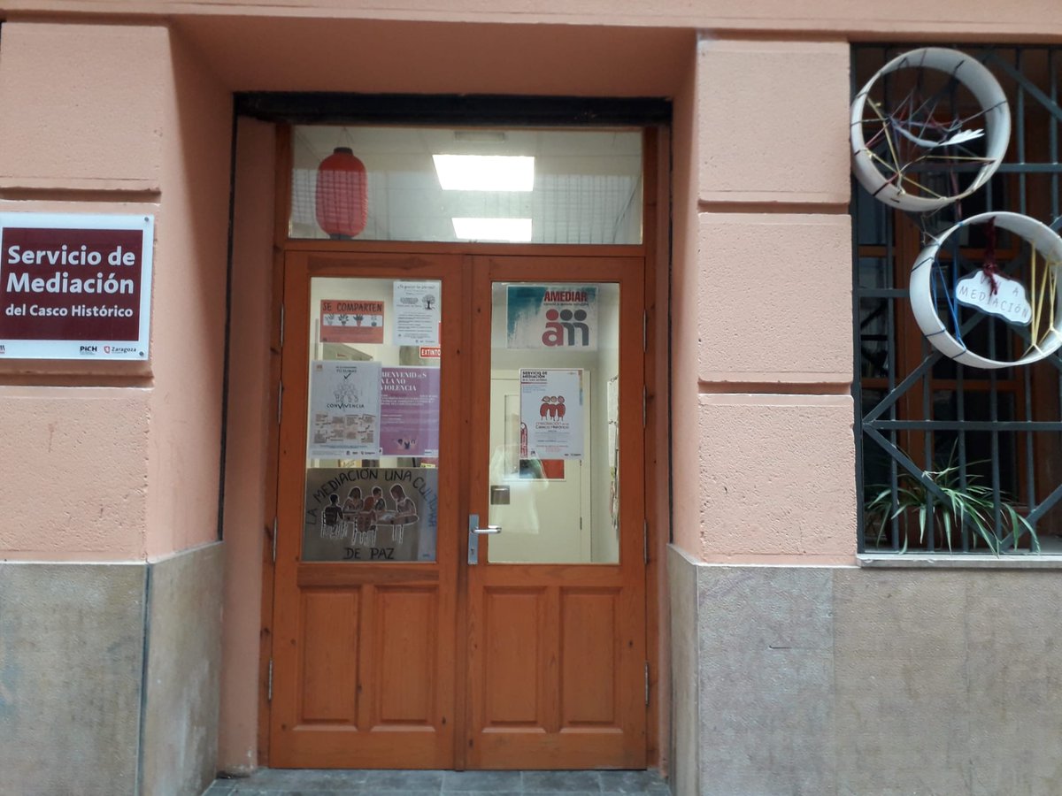 AmediarAsoc's tweet photo. La Asociación Amediar gestionamos el Servicio de Mediación del Casco Histórico desde el año 2010, ayudando a resolver conflictos a cuantas personas, entidades y servicios lo solicitan. El @zaragoza_es ha suprimido la partida correspondiente al Servicio en el presupuesto 2020. https://t.co/U24PYOFcNl