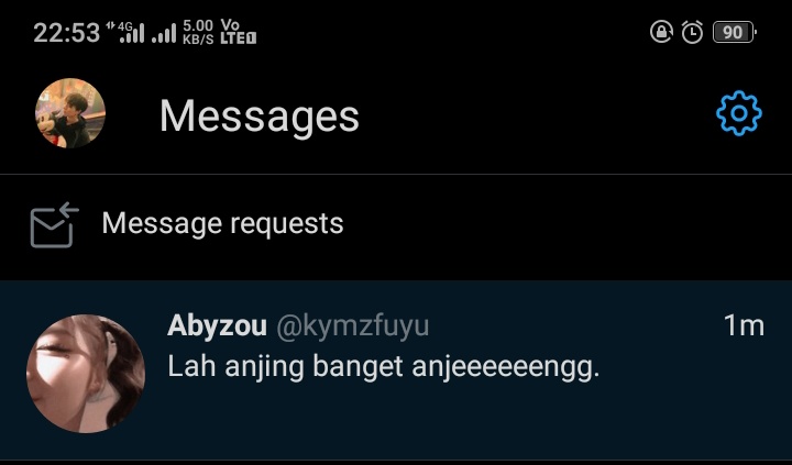 Emang gaada anggun-anggunnya dia mah.