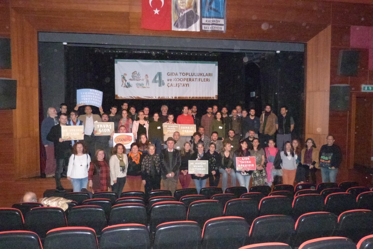 YeryuzuDernegi's tweet photo. @yerdenizkoop @kuzeyormanlari @yeninsanyayin @yesildusun_ @kadikoybelediye Kadıköy Barış Manço Kültür Merkezi'nde  4. Gıda Toplulukları ve Kooperatifleri Çalıştayı'nda üreticilerimiz ve türeticilerimizle bir araya geldik. Sürece katkı veren paydaşlarımıza, pazar gününde söyleşi ve forumlara katılan tüm dostlarımıza teşekkür ederiz. İyi ki varsınız. 💚 https://t.co/eDyv9yphrV