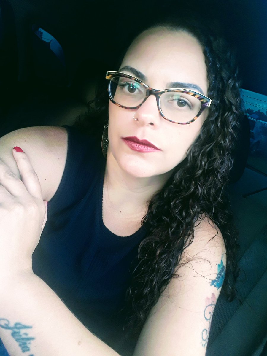 ...Eu sou lúcida na minha loucura,
Permanente na minha inconstância, 
Inquieta na minha comodidade.
Amo mais do q posso e,
Sempre menos do q sou capaz.
Quando me entrego, me atiro
E quando recuo, não volto mais...