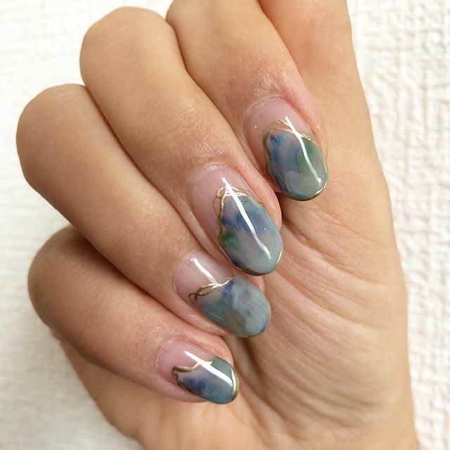 Marine در توییتر 今年の後半はブルーやグリーン系多めだったなー 今回は陶芸の金継ぎのようなアレンジをしていただきました 天然石のような仕上がりにー Nail 冬ネイル 大人ネイル 天然石ネイル タイダイネイル タイダイ マーブルネイル 大理石