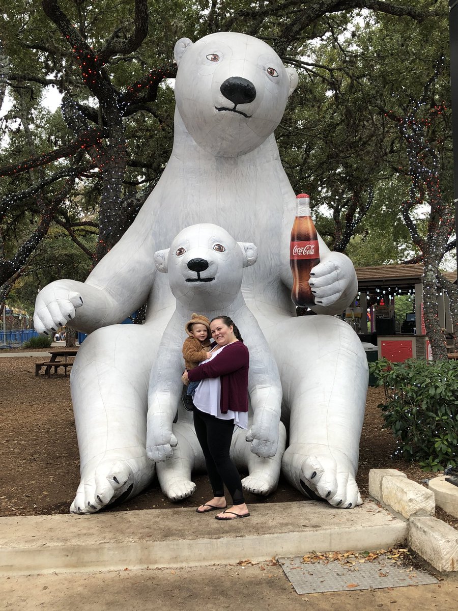 ShawnaRaeJ's tweet photo. We had so much fun at @SeaWorldTexas this weekend! Charlie loves seeing all the animals and shows! #christmasactivities #SeaWorld #SeaWorldTexas https://t.co/F5nGk5FkYu