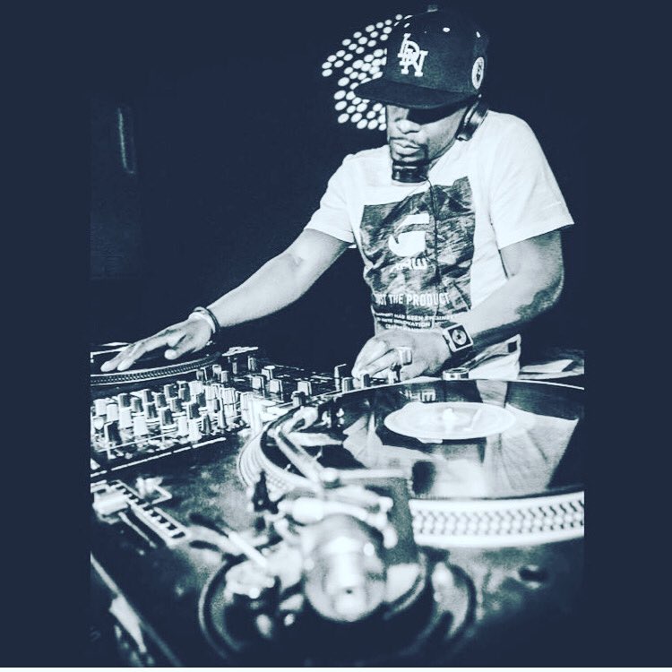 We are open NEW YEARS EVE 🎉 2.30am FREE entry and tables can be reserved via our website 🖤 DJ Devastate will bring you into 2020! #lizardlounge #southwoodford #e18 #newyearsevelondon #nyelondon #christmasdrinks #cocktails #bartender