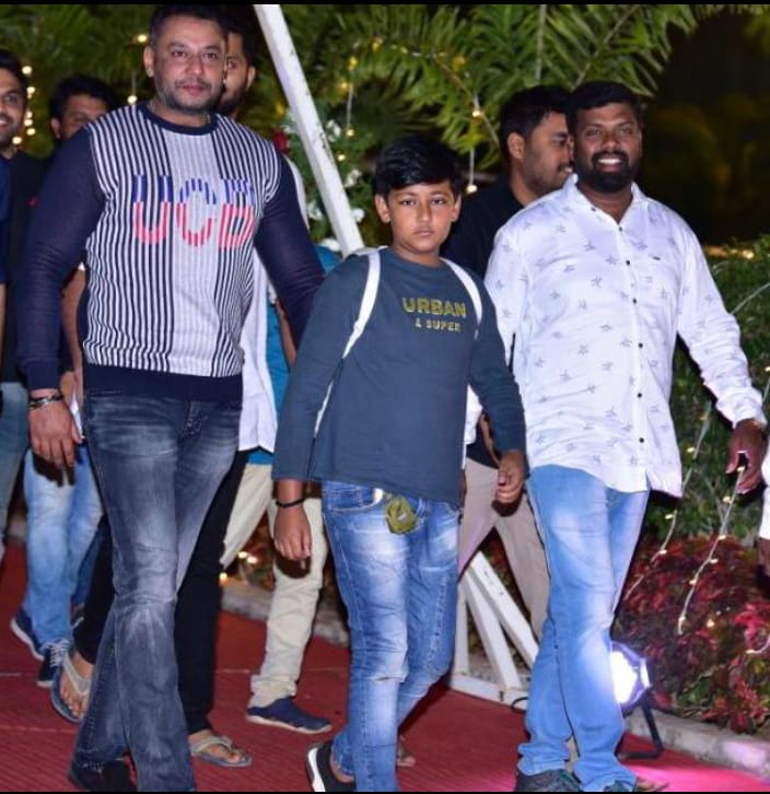 AKDSS00195917's tweet photo. #senior& #junior_boss @dasadarshan https://t.co/gn1UjzbrRn