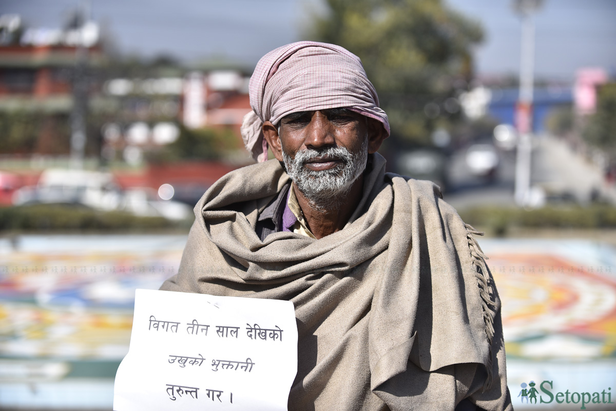 setopati's tweet photo. ‘केही दिन साथीभाइकोमा बसें, अहिले कवाडमा बसेको छु। आजदेखि भने यहीँ बस्नु पर्ला,’ ६० वर्षे सीताराम महताेले मण्डलातिर देखाउँदै भने, ‘गाडी चढेर आउने पैसा छैन, दैनिक हिँड्दा खुट्टा दुखिसक्यो।’ https://t.co/P0BzptuePo https://t.co/z2DyannpNU