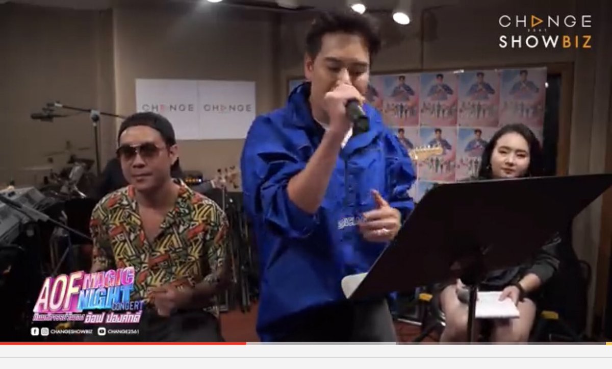 napadahc's tweet photo. คือพี่อ๊อฟนางโคฟเพลงคนเจียมตัว ของวงโซคูล ละพี่โจ๊กก็นั่งอยู่ข้างๆ ละดูเม้นนี้ 555555555555555555555 ตามไปอ่านรีพลายยิ่งบันเทิง https://t.co/bTpSjGueuJ