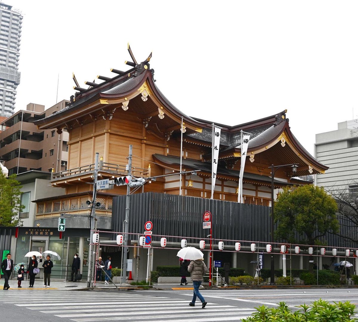 sthkzn's tweet photo. 水天宮
水天宮は全国に27ヶ所、こちらは1818年創建。三田、赤坂と渡り歩いて1872年に日本橋蛎殻町へ移転されたそうです。
2016年、江戸鎮座200年記念事業で白木造りの綺麗な社殿に生まれ変わりました。
グッドデザイン賞というのが不思議な感じ。
#水天宮 #日本橋蛎殻町 #suitengu https://t.co/GR9RHSHZLk