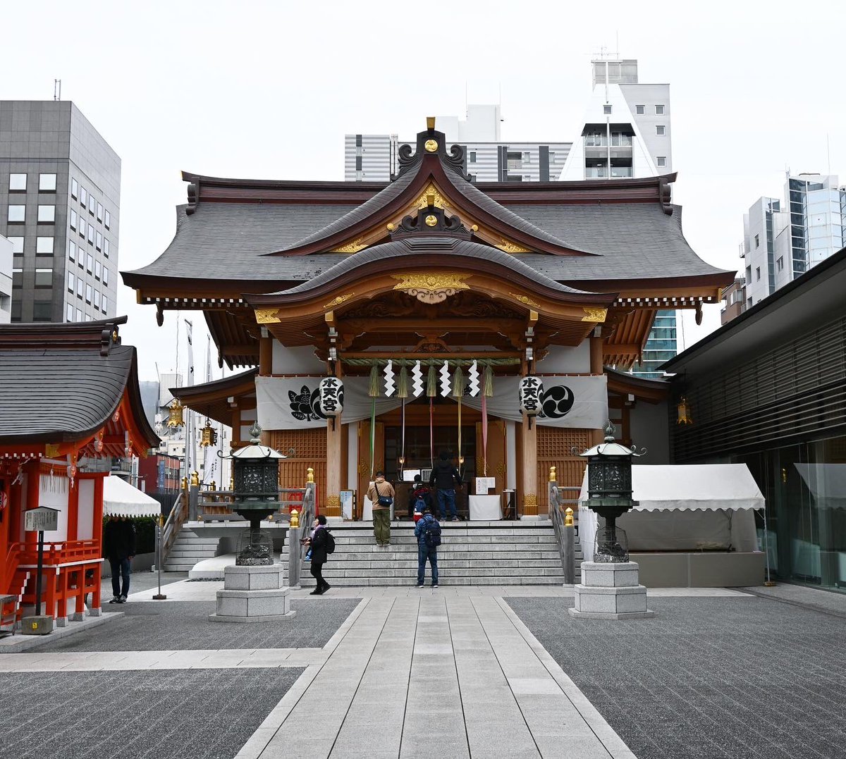 sthkzn's tweet photo. 水天宮
水天宮は全国に27ヶ所、こちらは1818年創建。三田、赤坂と渡り歩いて1872年に日本橋蛎殻町へ移転されたそうです。
2016年、江戸鎮座200年記念事業で白木造りの綺麗な社殿に生まれ変わりました。
グッドデザイン賞というのが不思議な感じ。
#水天宮 #日本橋蛎殻町 #suitengu https://t.co/GR9RHSHZLk