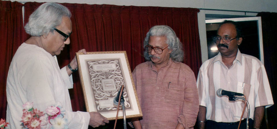 indiandop's tweet photo. Adoor Gopalakrishnan presenting the honorary membership of ISC to Subrato Mitra ..

#indiandop #adoorgopalakrishnan #ramachandrababu #subratomitra #throwbackISC https://t.co/vvy5b3js5q