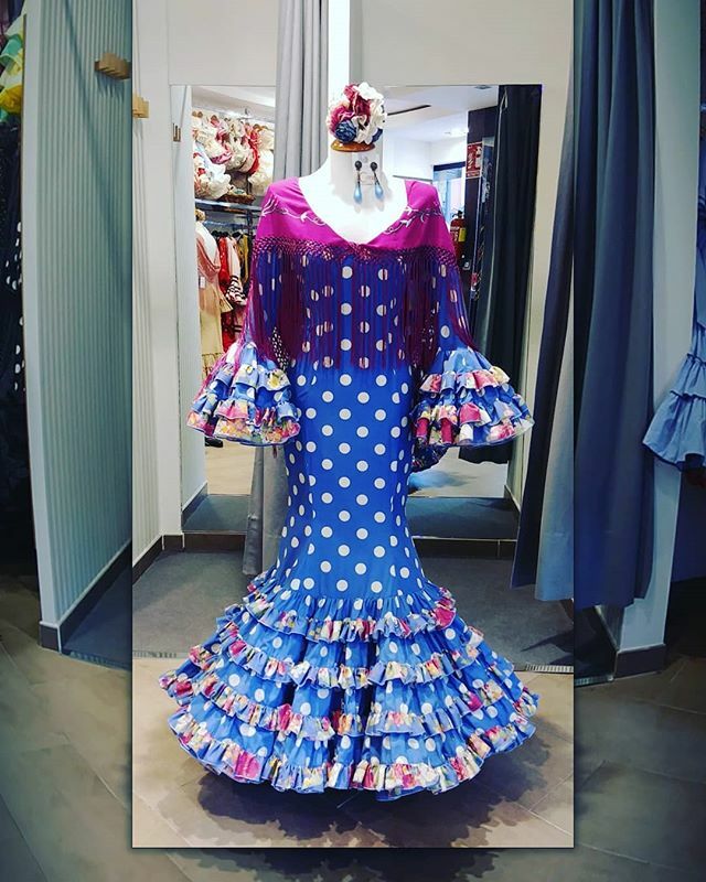 #TrajesdeFlamenca #ModaFlamenca #Sevilla Coralinas a un dia para finalizar el año os dejo este precioso #trajedeflamenca de #oferta de la talla 38 azul ducado combinado con volantes estampados. Aprovecha nuestras #ofertas que estarán hasta los #reyes. #c… ift.tt/2QaYU5G