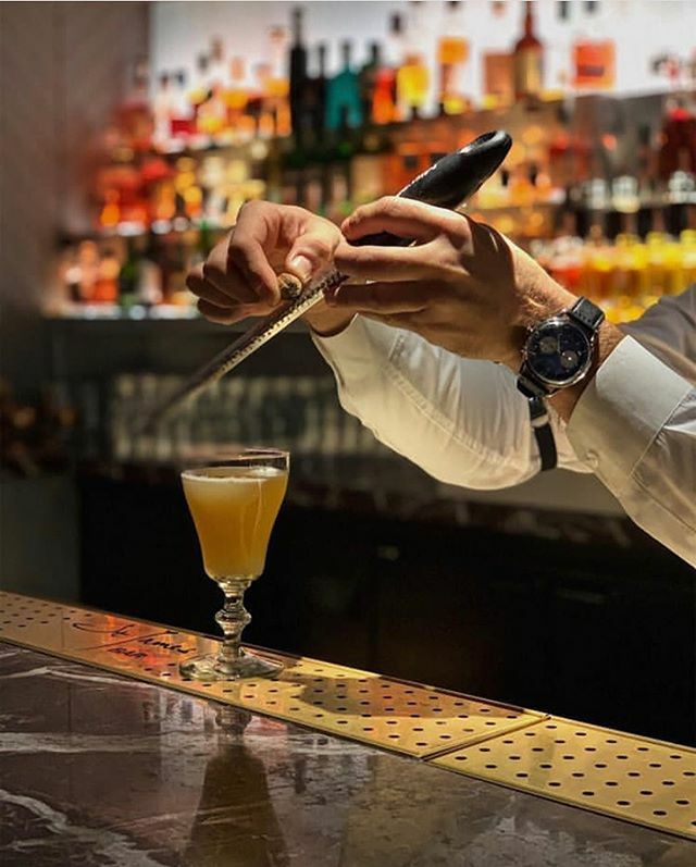 CiprianRonaldo3's tweet photo. Grating love on a winter cocktail at the @stjamesbarlondon 😍.
.
.
.
.
#bar #bartender #bartenderlife #bartending #drinkstagram #drinkporn #drinkquality #artofhospitality #cocktaillovers #instadrinks #instacocktail #bestbars #barsoflondon #stjamesbar … https://t.co/NbX2XZMBtp https://t.co/jLuHMRXBur