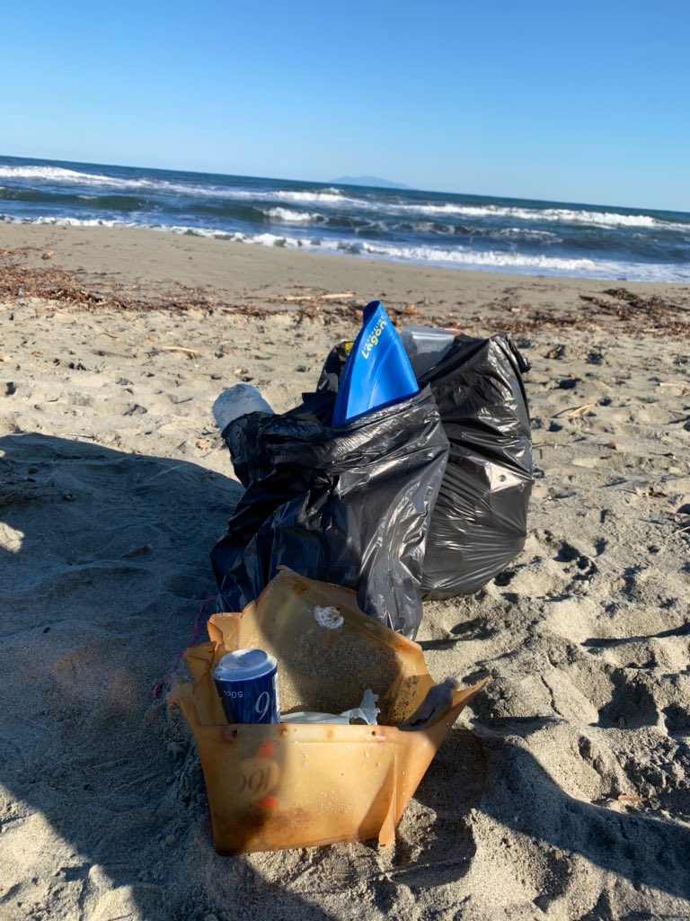 IsaHC2B's tweet photo. Petite contribution #Méditerranée #Corse #Plastique #ÇàDeMoins 😅 #5MinuteBeachCleanUp l’hiver aussi #Corsica 🌊 🌍 https://t.co/vVDt5F374D