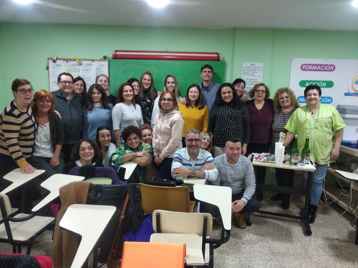 El pasado viernes 20, a las 19:00 de la tarde, nuestra presidenta compartió con los compañeros de  Enfeser (miembros de la Plataforma del Voluntariado) una merienda navideña donde compartieron experiencias, ilusiones y proyectos para el próximo año...y disfrutaron de esta época.