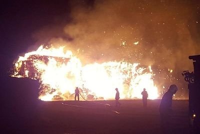 HantsIOW_fire's tweet photo. ποΈ| #TeamHants had a busy September:
π‘ Crews tackled a thatch fire in Alresford
π₯ We were called to a large straw blaze in Titchfield
β½οΈ Events were held for #NationalInclusionWeek
π€ @StMarys54 launched #BlackHistoryMonth
Read more - > https://t.co/jAwnH3Gt9U #YearInTweets https://t.co/vQgSNaxMb8