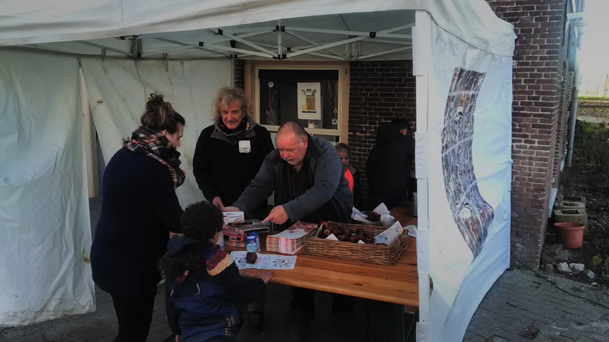 WBklooienberg's tweet photo. Verse oliebollen te koop bij ons op de wijkboerderij! Vandaag en morgen, van 09:00 tot 16:00 uur. 10 stuks voor 6,50 enne... De 11de is gratis👍🤫 #oliebollen #klooienberg #holtenbroek https://t.co/PY8V3mG1q9