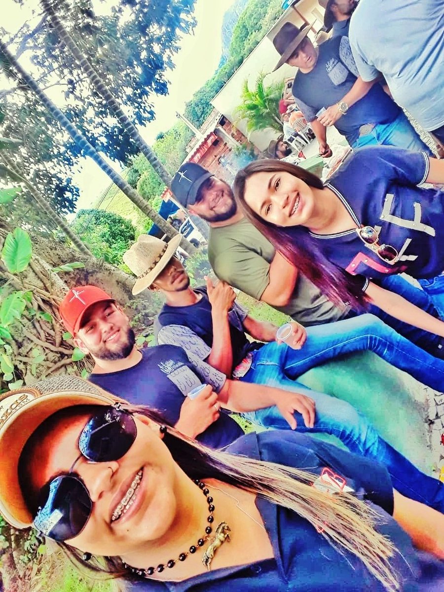 JFerbah's tweet photo. Amigos loucos!? quem não tem, arrume logo, pois tudo fica melhor com eles por perto!
Amo vcs ❤
#top #carimba #amigos #madeinroça #simplicidade #agro #roça #vidanocampo #cowtrystyle #brutamemo #sertanejo #caipira #cavalo https://t.co/Gmx4ocVswb