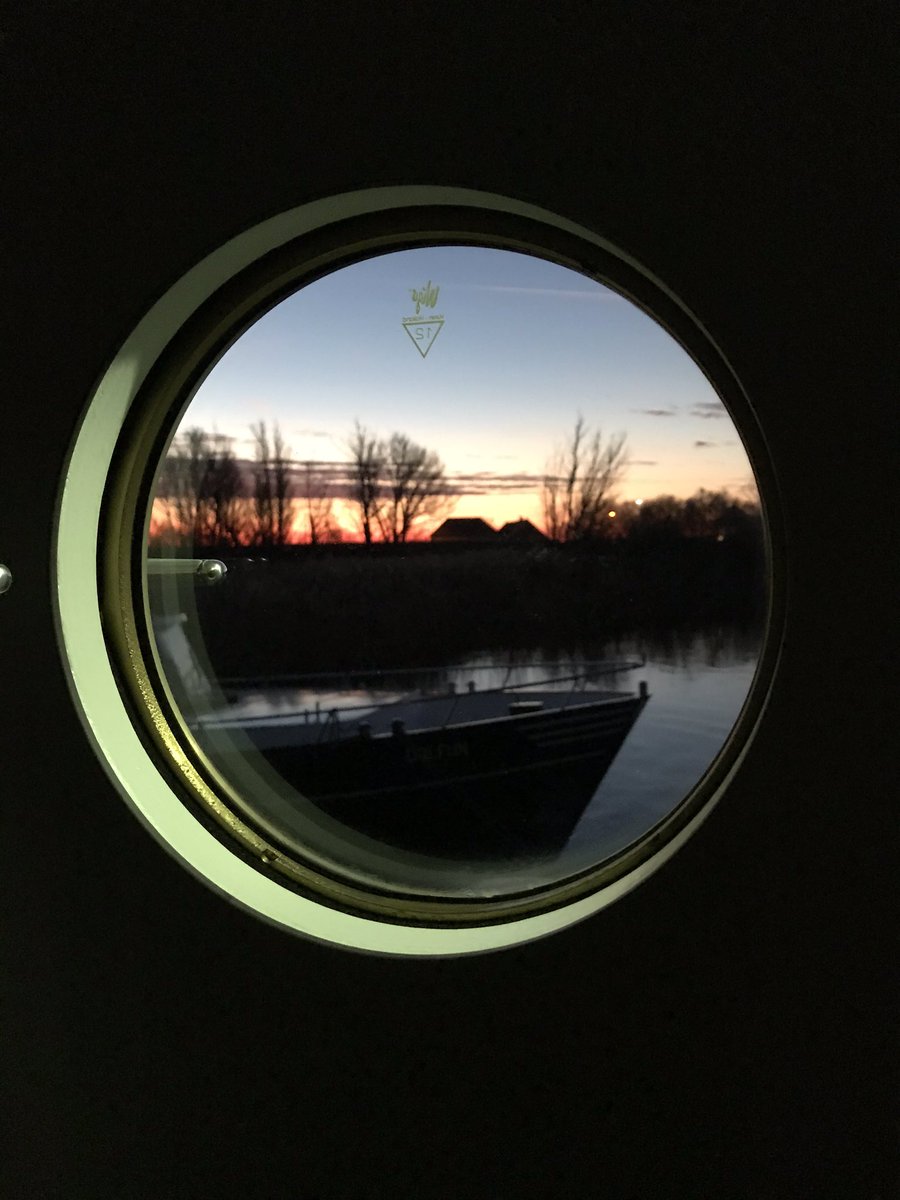 GeertjanVat's tweet photo. Dat is weer eens op een mooie manier wakker worden. #sunrise #binnenvaart #kade320
#blnschuttevaer #nieuwlekkerland https://t.co/fMvG5xEXwG