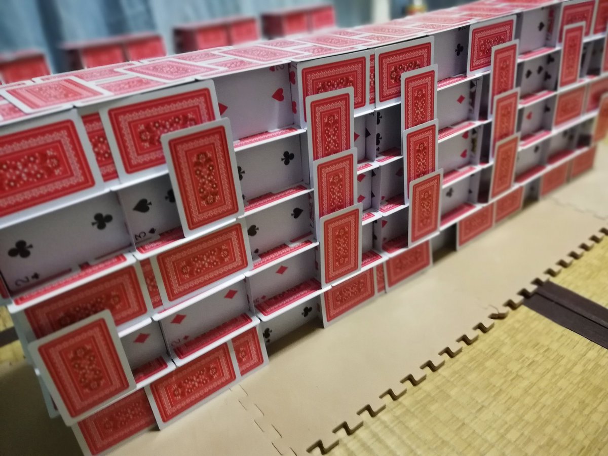 aisatukamen's tweet photo. 彼がぶっ壊されるまで残り一日とちょっと
#トランプ #2019年 #トランプタワー #cardstacking https://t.co/7aX1npIj8d