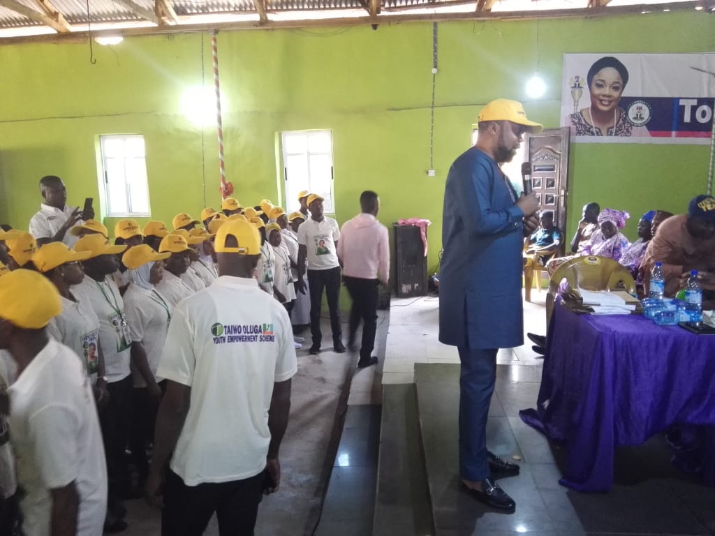 AmuniqueHelen's tweet photo. #liveupdates
Hon Lekan Olatunji said Taiwo Oluga Corps is the first in state of Osun and it shows Hon Oluga is efficient.
He encourages the Corp to work diligently.
#oluga
#Taiwoolugacorps
#osun
#olugamedia https://t.co/uFWYsN2HSd