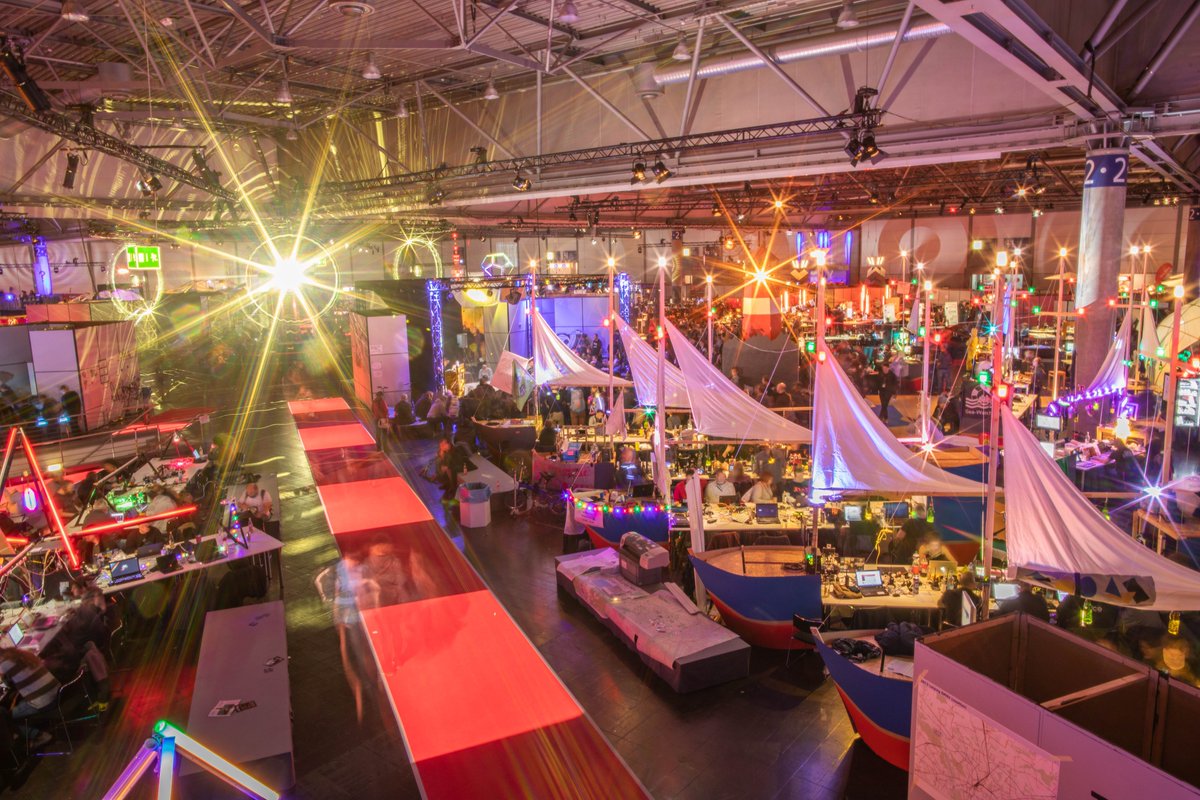 jakeblau's tweet photo. Bilder von Tag 2. Danke an die Presse-Engel für den Personenschutz (nicht für mich, sondern die Fotografierten). #36c3 #Leipzig Messe #CCC #highcam https://t.co/N7wDxtMZko