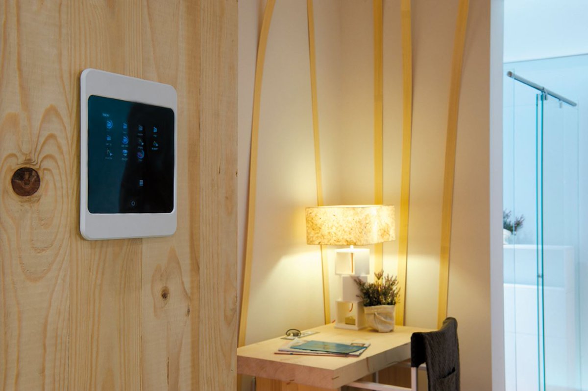Con el sistema de control de iluminación #SimonScena consigue una iluminación acorde al uso de la estancia: iluminación fría para transmitir agilidad y movimiento en desayunos, o iluminación cálida para transmitir confort y relajación en cenas. ⚡️
#SimonElectric