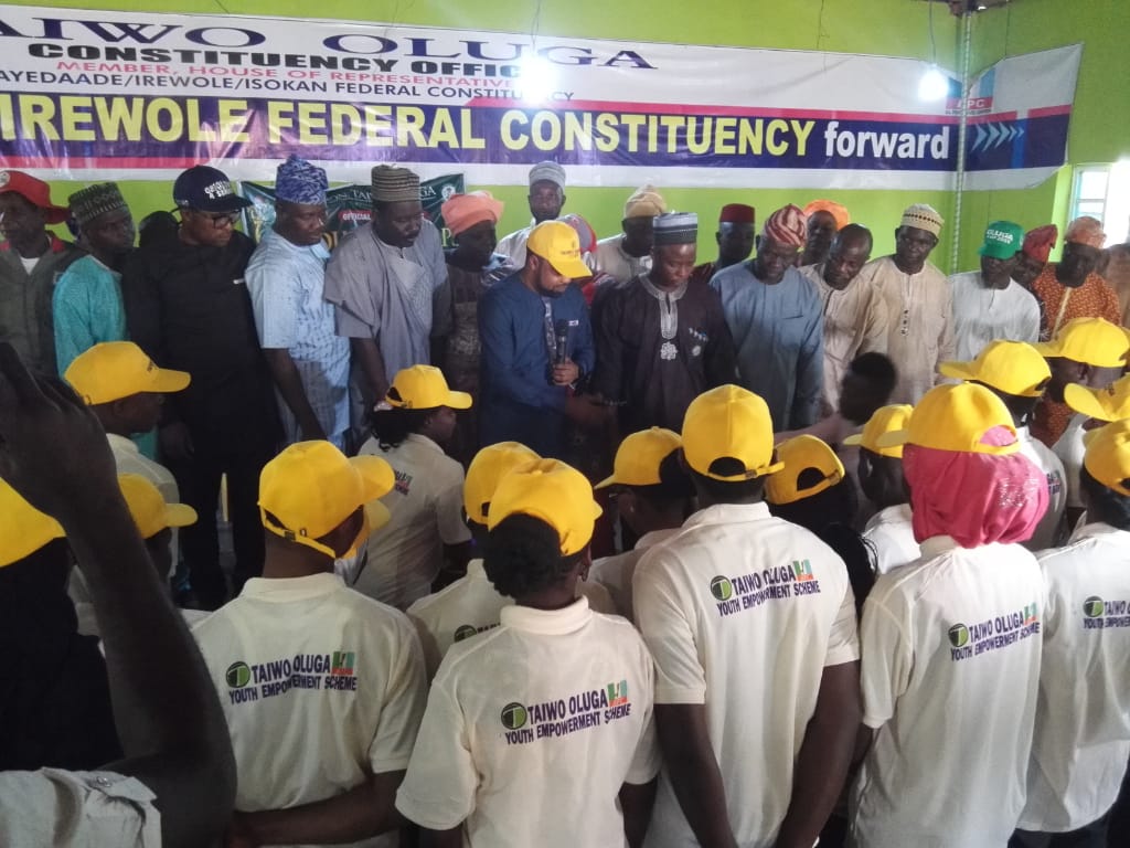 AmuniqueHelen's tweet photo. #liveupdates
Presentation of employment letter to Taiwo Oluga Corps, presented by The chief Whip state of Osun Hon Lekan Olatunji flanked with party chairmans and stakeholders.
#oluga
#Taiwoolugacorps
#osun
#olugamedia https://t.co/ml4GPKFKWu