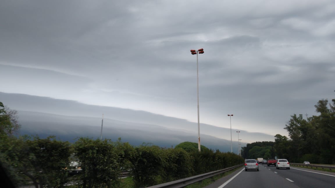 encantodehadas's tweet photo. Estas nubes que parecen montañas! Autopista Ezeiza cañuelas. @Josebianco10 @mati_bertolotti #nubes https://t.co/PN5FdwZBYm