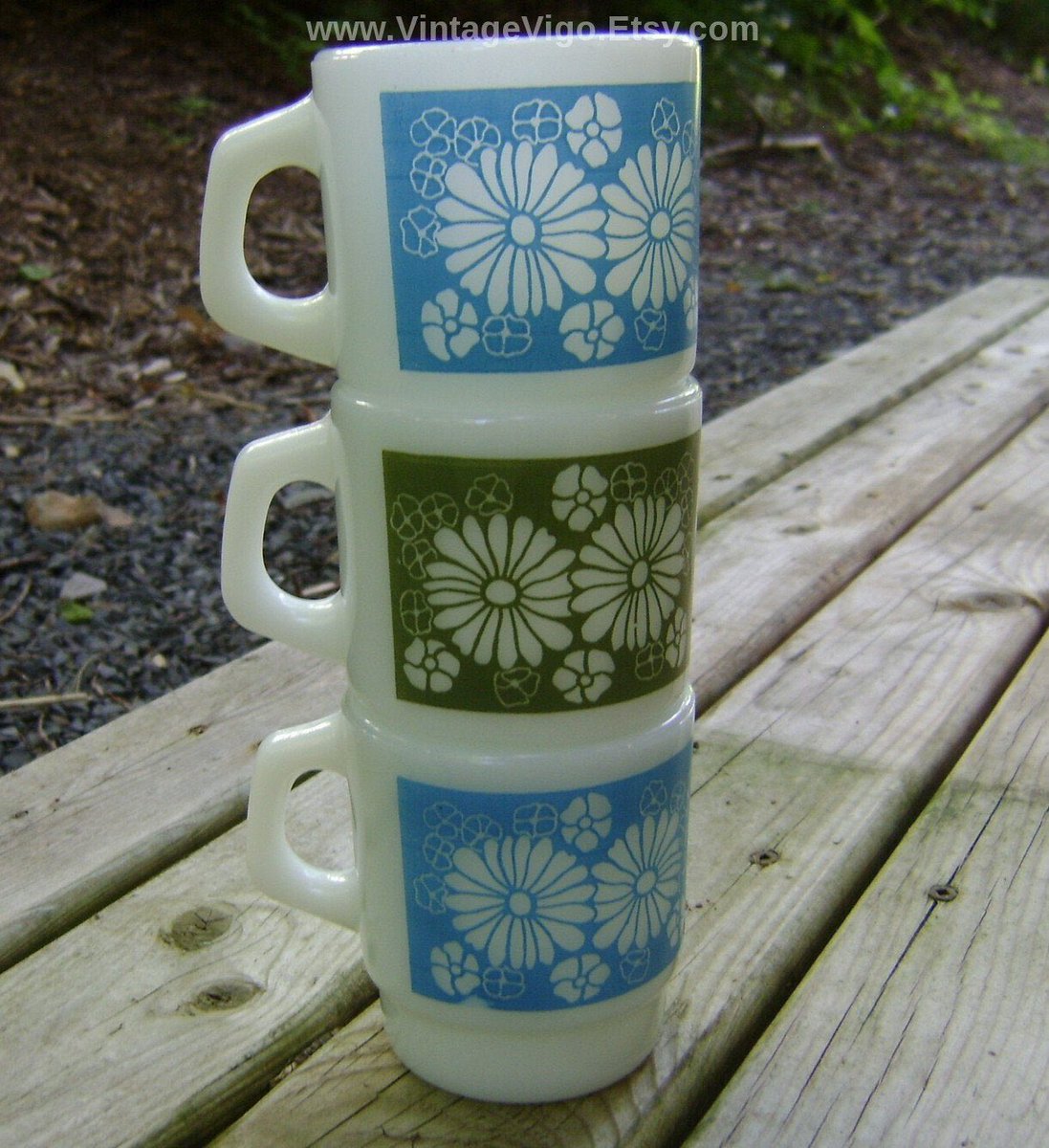 GothicGlass's tweet photo. Excited to share the latest addition to my #etsyvintage shop #Vintage #StackingMugs #AnchorHocking #MilkGlass #Avocado #Blue #FireKing #Daisies #Hippie #CountryKitchen #Farmhouse #coffeeCups https://t.co/KgiAeM54uc https://t.co/NZI35pPysG