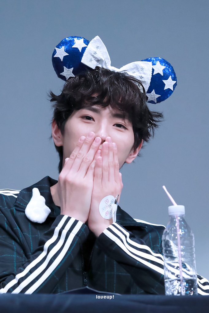 loveup723's tweet photo. 191228 팬사인회 #CIX #씨아이엑스 #용희 https://t.co/EI0toBOSzA