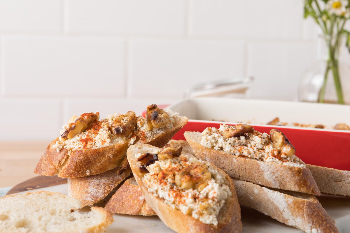 FoodNetwork's tweet image. Class of the Day: @PKgourmet's Black Pepper &amp;amp; Chile Baked Goat Cheese 🧀 No better way to celebrate NYE than with lots of cheese and bread😝 Tune in to the LIVE Mustard Seed and Curry Leaf Carrot Salad class on the #FoodNetworkKitchen app today at 12|11c! food-network.app.link/rckBTYtGK2