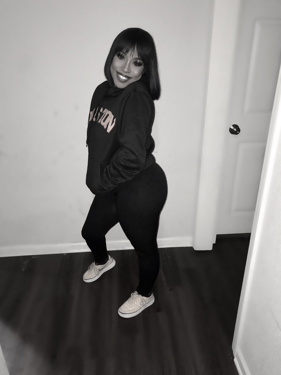 liltrinidadd's tweet photo. B &amp; W 🤍 https://t.co/T0T1MfunJg