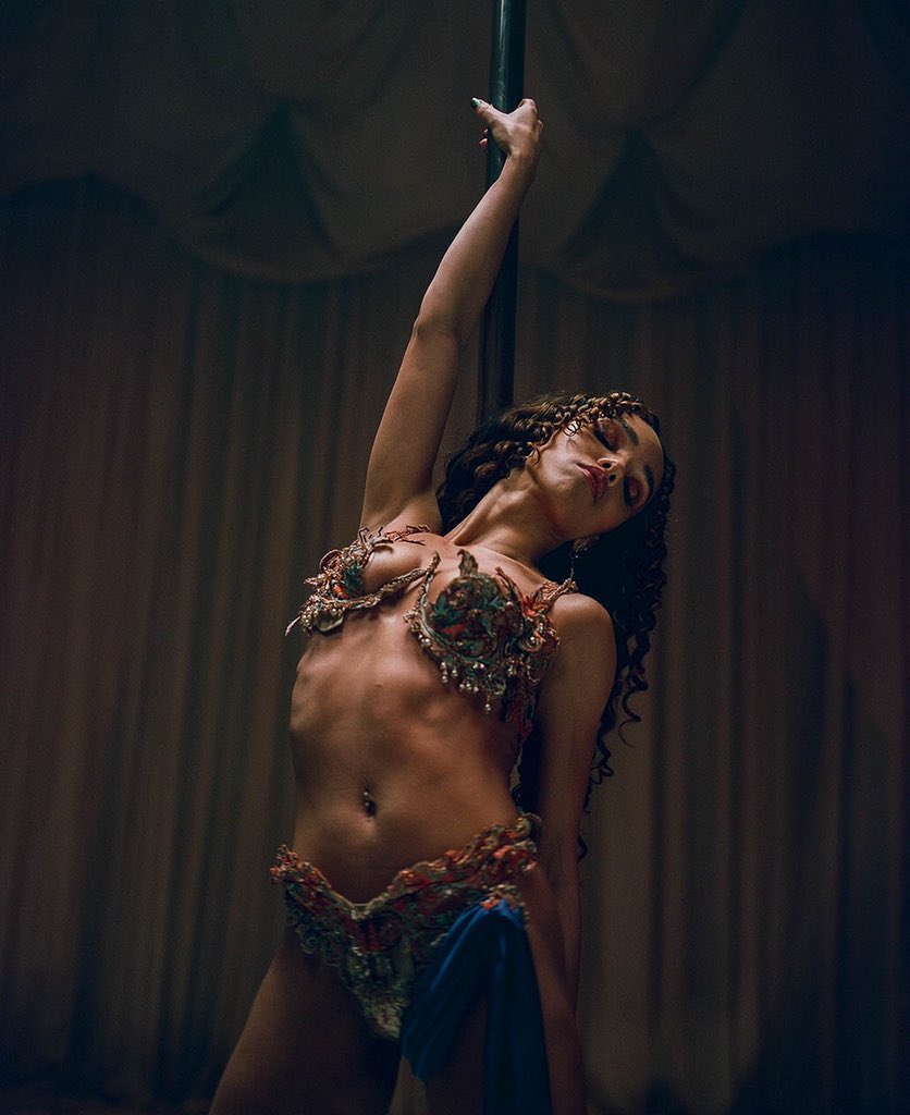 KatKottonen's tweet photo. Meanwhile, in this corner of the field, I am saying goodbye to 2019 with FKA Twigs’s help: ‘Why don't I do it for you? / Why won't you do it for me?' https://t.co/95stR8Bzti