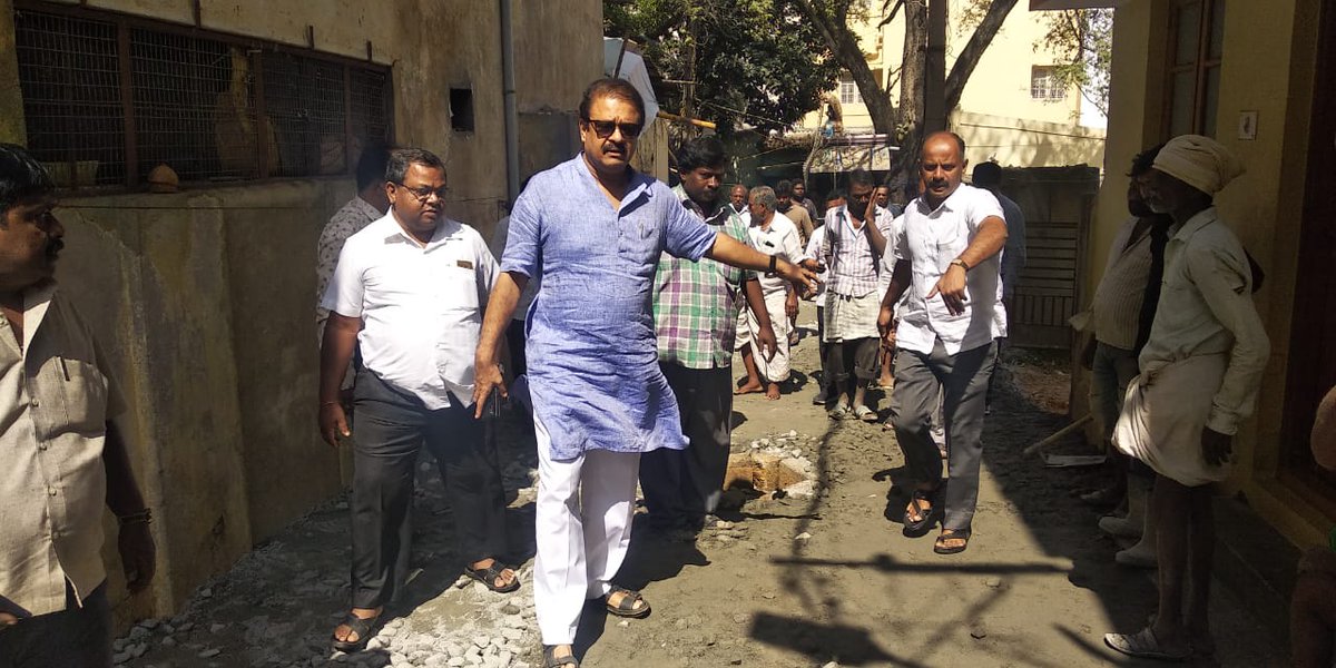 BGUdayBJP's tweet photo. #ಹೊಂಬೆಗೌಡನಗರ ವಾರ್ಡ್ ನ, ಚಿನ್ನಯ್ಯನಪಾಳ್ಯ ದಲ್ಲಿ ಪ್ರಗತಿಯಲ್ಲಿರುವ ಕಾಂಕ್ರೀಟ್ ರಸ್ತೆ ಕಾಮಗಾರಿಯನ್ನು ಪರಿಶೀಲಿಸಲು ಸ್ಥಳೀಯರ ಜೊತೆಗೂಡಿ ಭೇಟಿ ನೀಡಿದ ಸಂದರ್ಭ.

#ಚಿಕ್ಕಪೇಟೆವಿಧಾನಸಭಾಕ್ಷೇತ್ರ

@BJP4India @BJP4Karnataka @BJPKarITCell @BJP4Chickpet @BSYBJP @nalinkateel @blsanthosh @Tejasvi_Surya https://t.co/Me1b804JD0