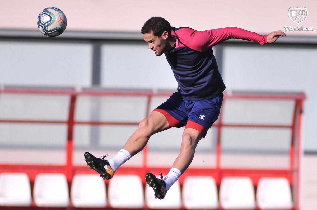 RayoVallecano's tweet photo. ⚡️📷📝 Intensa sesión de trabajo del primer equipo en la Ciudad Deportiva de cara al #RayoGirona de este domingo.
https://t.co/ZmZKvwoyNI https://t.co/5E60aKeq05