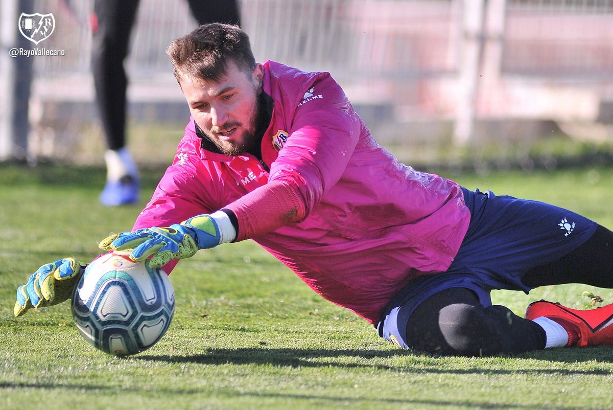 RayoVallecano's tweet photo. ⚡️📷📝 Intensa sesión de trabajo del primer equipo en la Ciudad Deportiva de cara al #RayoGirona de este domingo.
https://t.co/ZmZKvwoyNI https://t.co/5E60aKeq05