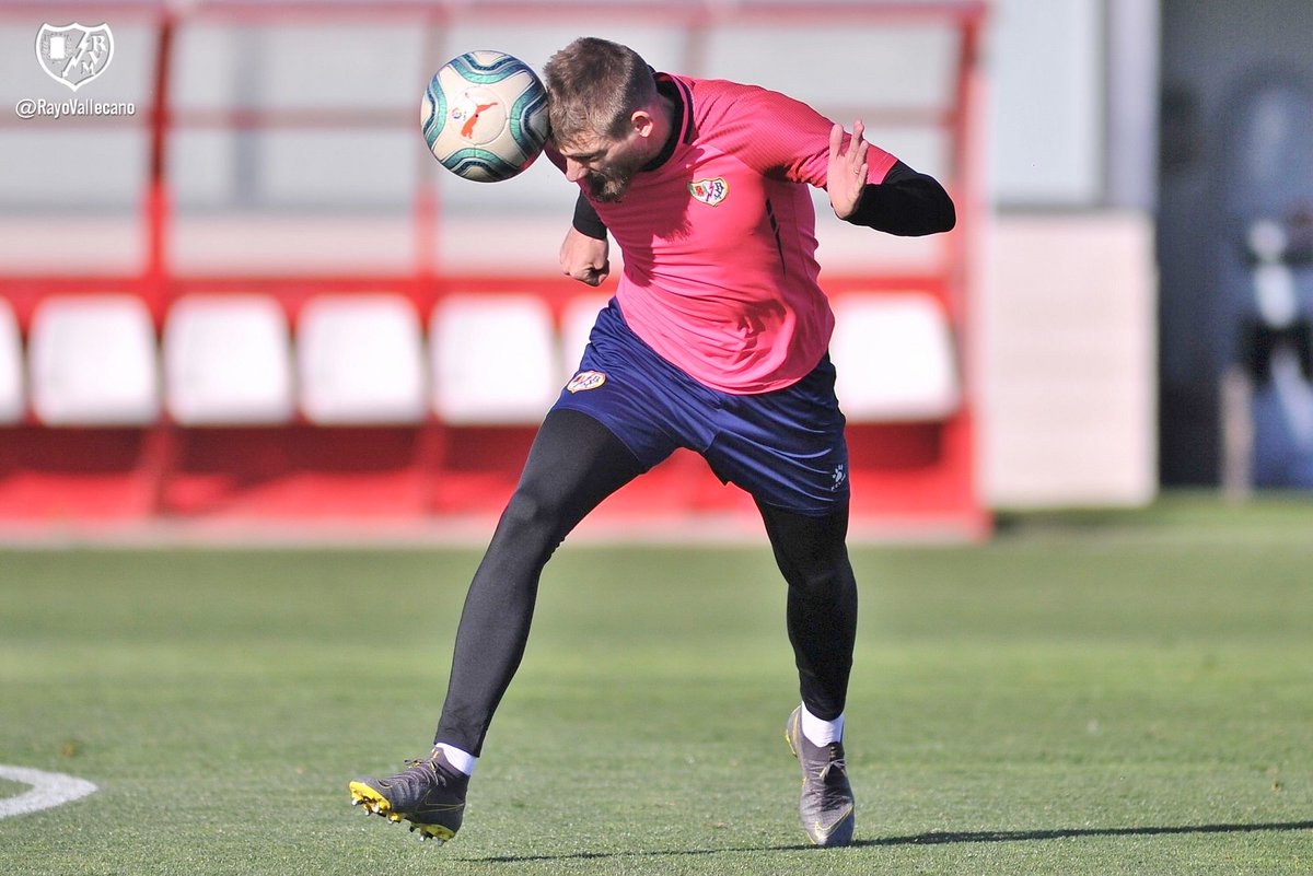 RayoVallecano's tweet photo. ⚡️📷📝 Intensa sesión de trabajo del primer equipo en la Ciudad Deportiva de cara al #RayoGirona de este domingo.
https://t.co/ZmZKvwoyNI https://t.co/5E60aKeq05