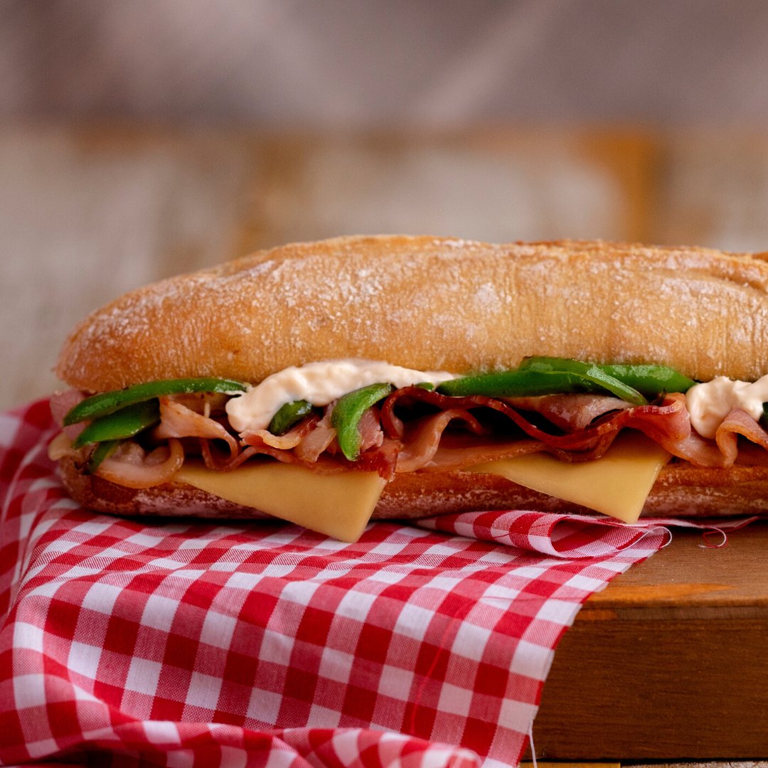 Mira fijamente este bocadillo y repite conmigo: 😵 "No estoy comiendo lo suficiente estas Navidades". 🤚 Ahora ven a #RestauranteDonG y cumple con tu destino. 😌
.
.
#DondeseJuntaelHambreconlasGanasdeComerBien #SienteteComounDonguense