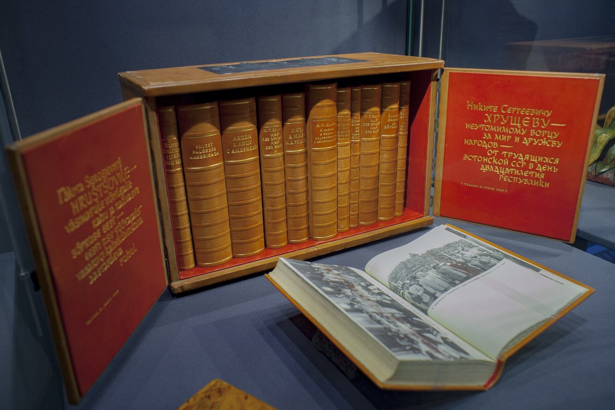 В выставочных залах РОСИЗО на Петроверигском начал работу проект «Подарки Стране Советов. Из фондов РОСИЗО». В экспозицию вошли более 80 произведений живописи, графики, скульптуры, ДПИ, книг и фотографий. Подробности на сайте: rosizo.ru/events/event/1…