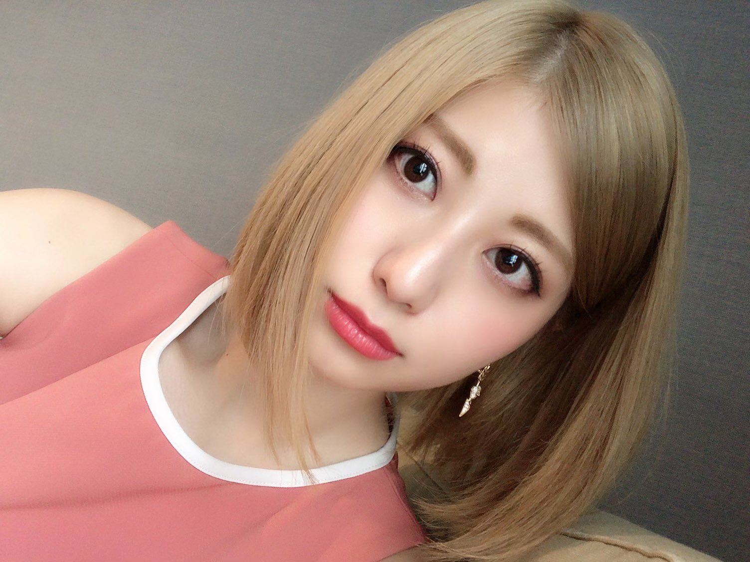 天野麻菜 金髪に合わせてメイク濃い目の日々 ていうかなにその角度 っていう天野を置いておきます T Co Irr1yhxvoq Twitter