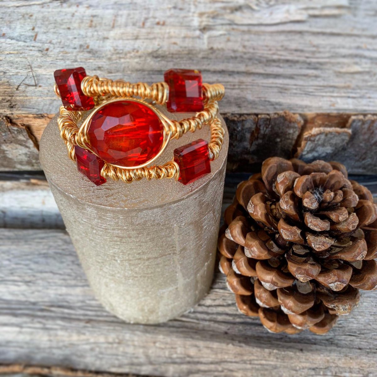 DayanaLander's tweet photo. ¿Sabías que uno de los colores más usados estos días es el #rojo, y que se suele usar en Nochevieja para atraer el amor? ☺ Recibe el #2020 con esta Pulsera Trío de Cristales, ya disponible en mi web 👉🏼 https://t.co/aoU50TVZ9Q 😉 #FelizLunes! https://t.co/UP3CH9Y037