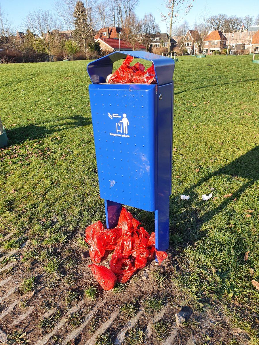 F_Wieringa's tweet photo. @GemHoogeveen Van de poepzakjes in Park Dwingeland wordt goed gebruik gemaakt, ruimen jullie ze verder op? Alvast bedankt! https://t.co/HXJz0gU13U