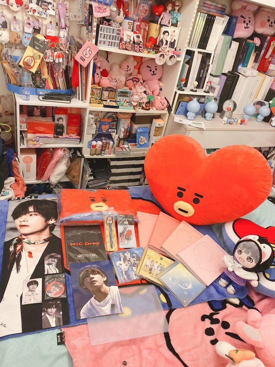 Yerimakoo's tweet photo. KIM TAEHYUNG’S BIRTHDAY 💜 GIVEAWAY~ 

• Fansite Slogan
• BT21 TATA Hooded Towel
• BTS Pop up Mic Drop Notebook
• BT21 TATA Rings Pen
• BT21 TATA Students Keyring
• BTS Ligths ver Normal-A-B
• BTS Persona ver 1234

12 winners 
RT and Tag @BTS_twt “KIM TAEHYUNG WE LOVE YOU” https://t.co/U8CuEZntTa
