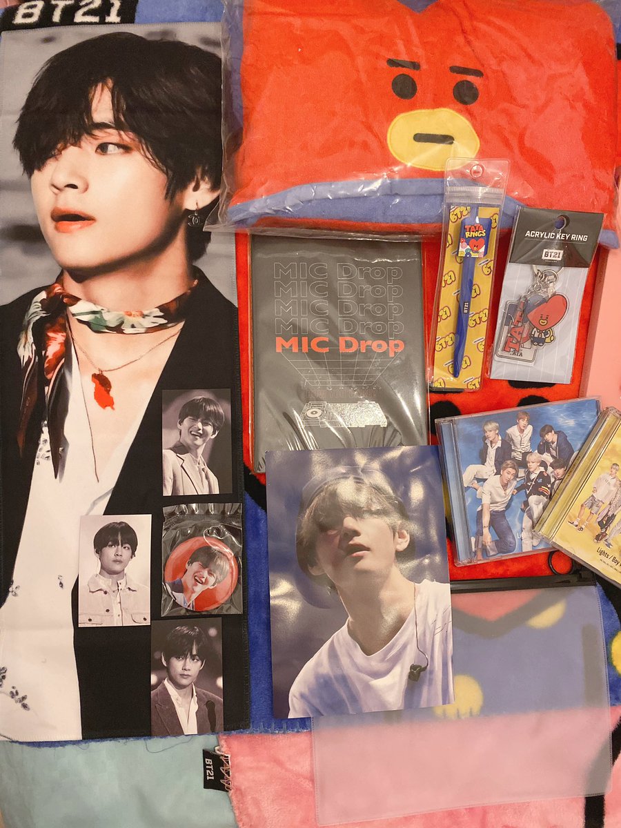 Yerimakoo's tweet photo. KIM TAEHYUNG’S BIRTHDAY 💜 GIVEAWAY~ 

• Fansite Slogan
• BT21 TATA Hooded Towel
• BTS Pop up Mic Drop Notebook
• BT21 TATA Rings Pen
• BT21 TATA Students Keyring
• BTS Ligths ver Normal-A-B
• BTS Persona ver 1234

12 winners 
RT and Tag @BTS_twt “KIM TAEHYUNG WE LOVE YOU” https://t.co/U8CuEZntTa