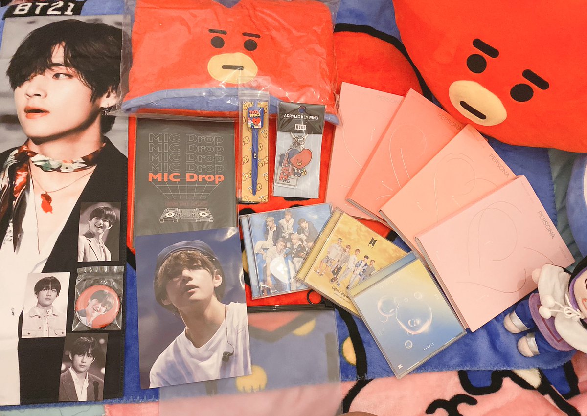 Yerimakoo's tweet photo. KIM TAEHYUNG’S BIRTHDAY 💜 GIVEAWAY~ 

• Fansite Slogan
• BT21 TATA Hooded Towel
• BTS Pop up Mic Drop Notebook
• BT21 TATA Rings Pen
• BT21 TATA Students Keyring
• BTS Ligths ver Normal-A-B
• BTS Persona ver 1234

12 winners 
RT and Tag @BTS_twt “KIM TAEHYUNG WE LOVE YOU” https://t.co/U8CuEZntTa