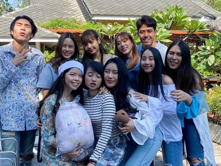 laliso__'s tweet photo. ครอบครัวน้องใหญ่ เหมือนที่น้องเคยบอกจริงๆ 😃❤️
#LISA #LALISA #ลิซ่า https://t.co/YkZQb6WwyF
