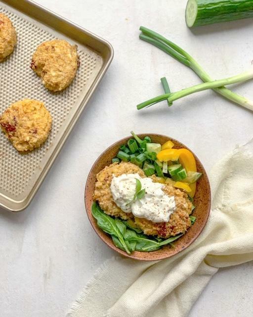 Rassasiantes, délicieuses et nutritives, ces belles croquettes contiennent du tofu et du quinoa. C'est parfait pour doubler la recette et congeler les croquettes pour plus tard!
-
-
-
#Fraichementpresse #quinoa #croquettes #recettessante #recettefacile #… bit.ly/37pQzBg