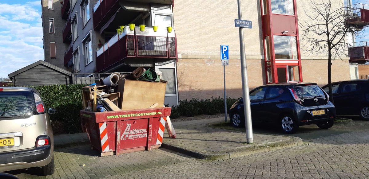 In de laatste dagen van het jaar controleren oa politie en handhavers samen op vuurwerk. Ze zijn daarbij inmiddels al meerdere schadegevallen tegengekomen. Wees extra alert op jouw (brandgevaarlijke) spullen die voor of bij je huis staan en haal ze weg waar mogelijk.