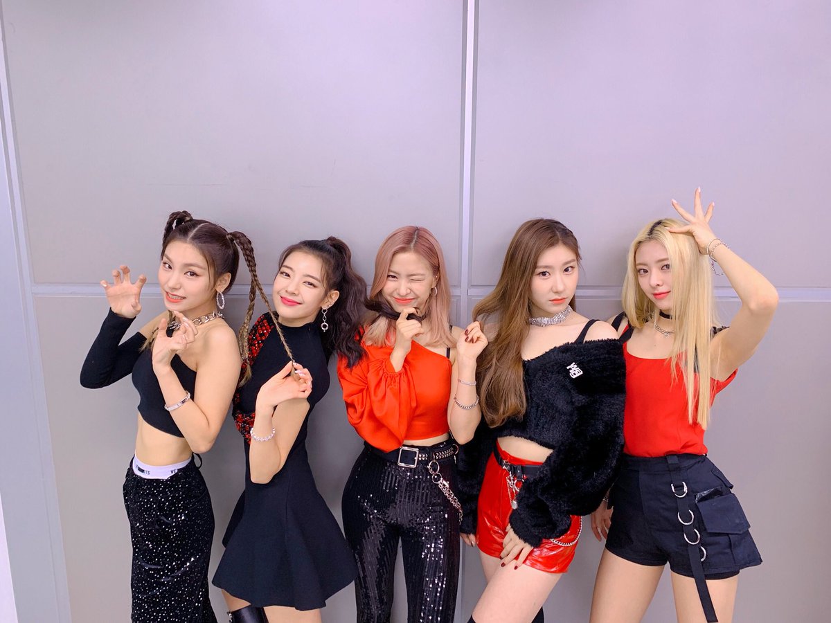 ITZYofficial's tweet photo. 2019 SBS 연예대상 축하공연에 참여할 수 있어서 영광이었어요!💕 있지도 많이 배우고 온 시간이었습니다!👍

https://t.co/q2LYhVZQNV

#ITZY #있지 @ITZYofficial
#ITzICY #ICY
#MIDZY #믿지 https://t.co/CaDWcFVHbl